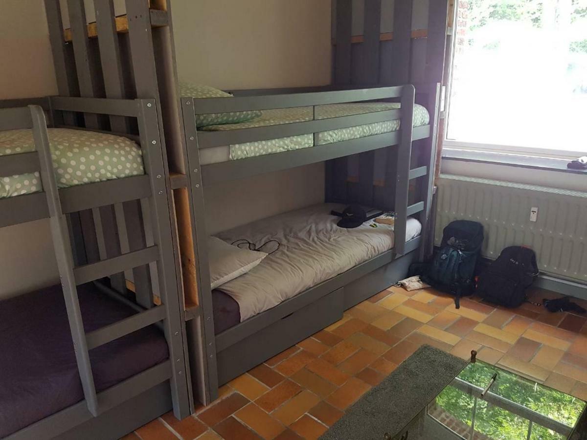 Lit Simple dans Dortoir Mixte de 6 Lits avec Salle de Bains Commune